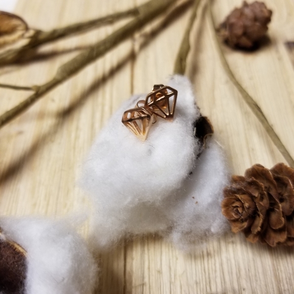 💎💎💎Beautiful Stainless Steel Diamond shape earrings in ROSE GOLD 💎💎💎 - Picture 6 of 9